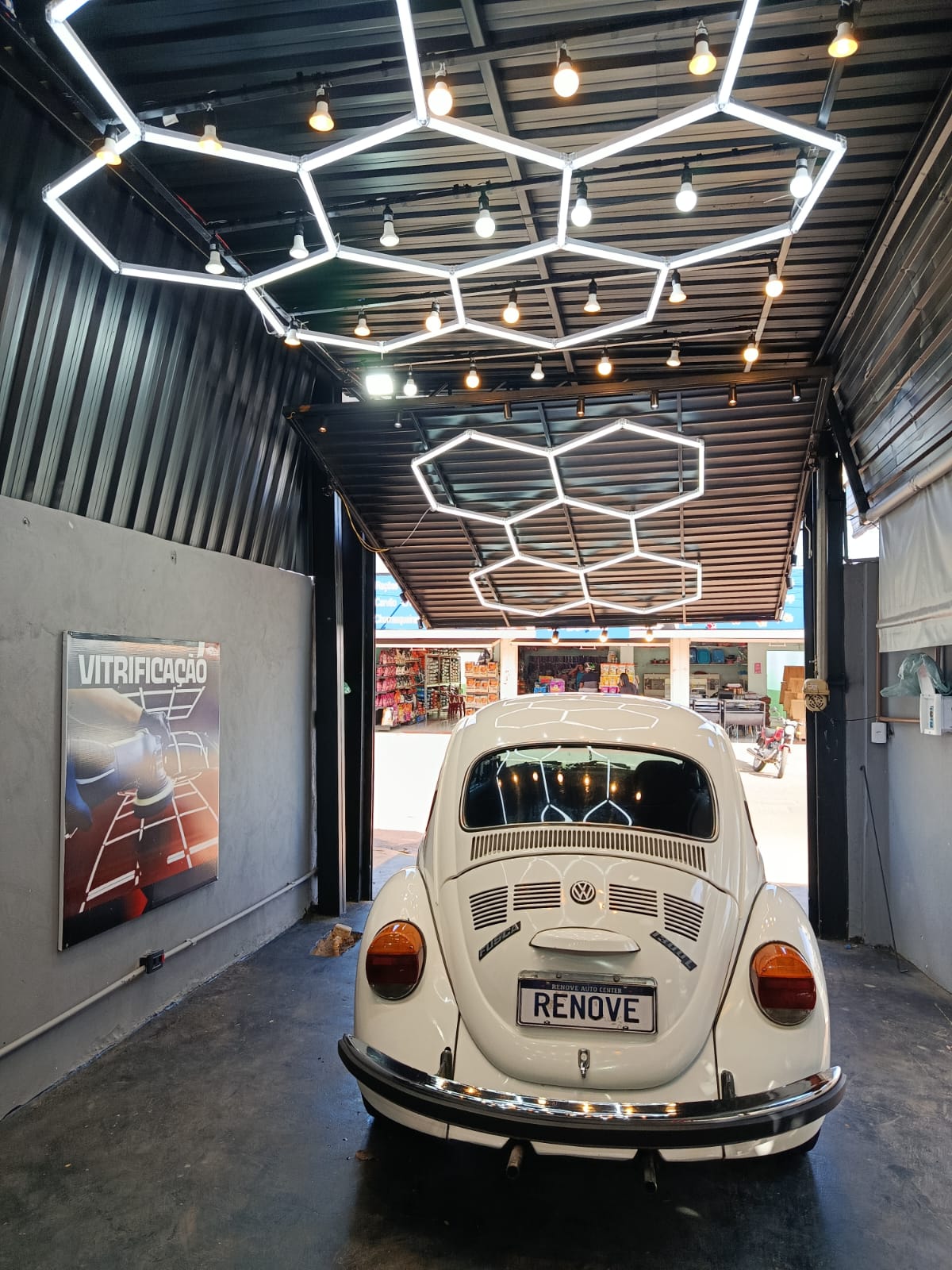 Fusca clássico branco finalizado no box de detalhamento