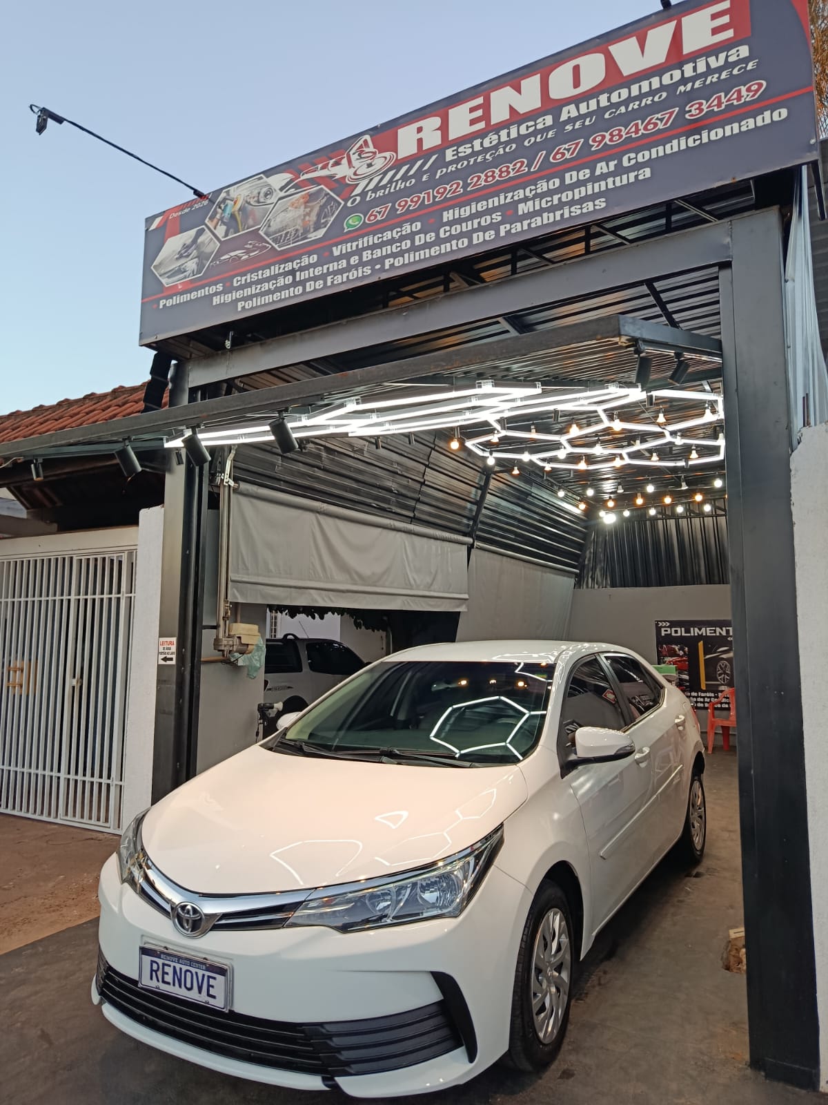 Toyota Corolla branco polido na fachada da Renove Auto Center